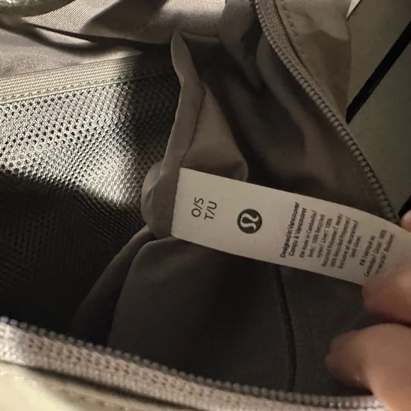 lululemon slouchy sling bag 6L in warm ash grey - Picture 5 of 15